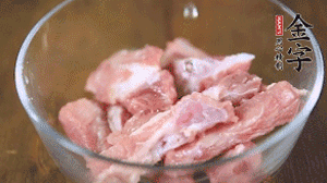 切成小段的排骨洗凈后，加姜片焯水3分鐘。