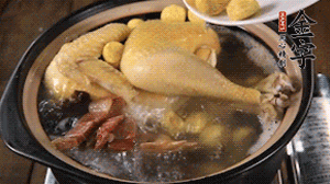 出國(guó)前加少許鹽，撒上蔥花即可。