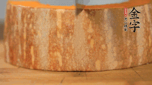 南瓜去皮洗凈后，切成規(guī)則的長方形。