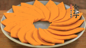 秋葵、南瓜交叉擺在盤中，然后香腸片置于上面，擺成花環(huán)狀。