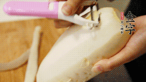 蘿卜去皮，切成絲。（如果用擦菜板，不能選擦成太碎的）