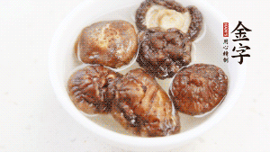 鍋加熱至7成，放蘿卜絲煸炒，加3粒冰糖翻炒至透明，盛出備用。