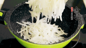 鍋加油至5成熱，放香腸粒、臘肉粒翻炒，等脂肪變透明后，加香菇、瑤柱、蝦米，放適量冰糖、胡椒粉、鹽炒至香味溢出。