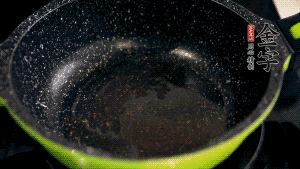 盆中放入炒好的蘿卜絲、香腸等食材，加粘米粉、澄粉，一邊倒香菇水，一遍攪拌成稀糊狀。（加入少量的澄粉可以讓蘿卜糕質(zhì)地柔軟又充滿彈性，而且還可以增加成品的透明感。 ）