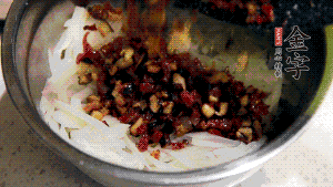 在蒸盤中鋪上油紙，鋪好食材后壓一壓，蒸箱中蒸30分鐘即可。（蒸好的蘿卜糕切成厚片，用少量油煎一下，撒點蔥花口味更好。）