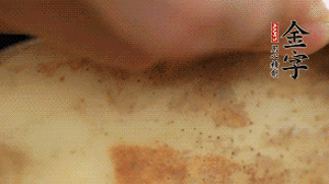 金字香腸切片，藕去皮切薄片備用。