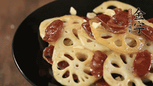 出鍋前加少許鹽調(diào)味，撒上蔥花即可。