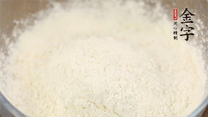 分幾次加入低筋面粉中，拌成雪花狀。