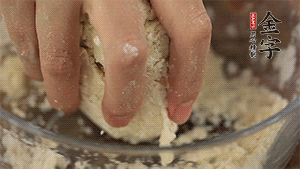 揉勻成光滑的面團(tuán)后，醒發(fā)半小時。