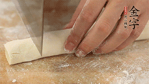 均勻切段后搓成長條狀，繞到香腸上，以紅豆點(diǎn)綴眼睛。