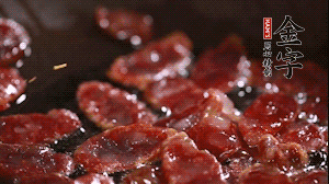 鍋中油7成熱時(shí)，香腸片翻炒均勻，然后依順序加胡蘿卜絲、小青菜、面條。