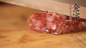 金字土香腸斜切成片。