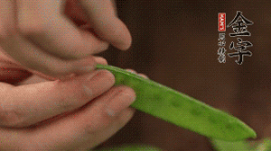 荷蘭豆去掉兩端老筋，洗凈備用。