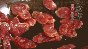 鍋中油7成熱時，，先放香腸煸香，再放荷蘭豆、小玉米均勻翻炒。（可淋點料酒或清水讓香腸口感軟一些）