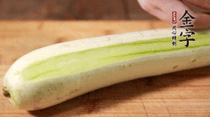 絲瓜去皮，切成1cm厚的小圈。