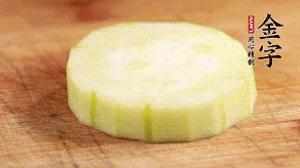 將香腸片鋪到絲瓜圈上。