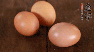 雞蛋加鹽打散1分鐘。