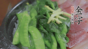 燜好的米飯開(kāi)蓋，放入菜心、荷蘭豆，澆上調(diào)味汁拌勻。