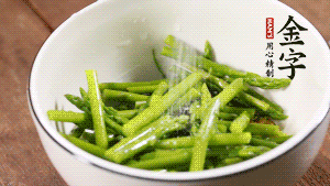 將調(diào)料放入準(zhǔn)備好的食材中，攪拌均勻。