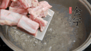 剁成塊狀的排骨洗凈，放入沸騰的鍋中，加姜片汆燙，2分鐘后撈出備用。
