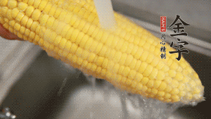 蓮藕切塊、玉米切段、荸薺削皮。