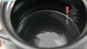 依次把排骨、玉米、蓮藕、荸薺放入砂鍋中。（根據(jù)食材的難易熟度放置，難熟的放下面，其他湯品也是一樣。）