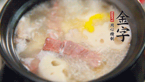 出鍋前加適量鹽調(diào)味，撒香菜點綴就可以啦。