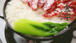 5分鐘后，在鍋邊用勺子淋一圈少少的油。打雞蛋，放青菜，把調(diào)好的醬汁倒入。（在米飯周?chē)眯∩籽刂佭吜苌弦蝗τ停菫榱顺缘降氐赖腻伆?。這個(gè)過(guò)程可以稍微轉(zhuǎn)動(dòng)下鍋，使四壁受熱均勻。）