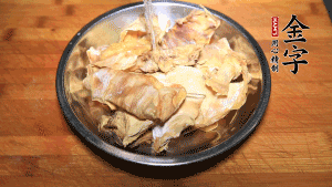 筍干冷水泡發(fā)至軟，切成小段，生姜切成片備用。