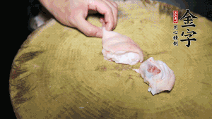 新鮮豬蹄切成塊狀，冷水入鍋，加姜片、黃酒汆燙3分鐘，出鍋后洗凈。（要先將豬蹄的蹄甲和毛處理干凈，如果有毛扎扎的感覺，非常影響口感。大火燒開后，撇去血沫，要多撇幾遍至干凈，這樣才可使湯色更鮮亮、清淡不油膩。）