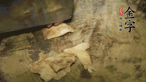 加適量溫水淹沒食材，大火燉至水沸后再小火慢燉1小時，出鍋前10分鐘加枸杞。（焯過水后的豬蹄不應(yīng)再用涼水，用溫水燉煮更容易軟爛。也可以用高壓鍋或者有煲湯功能的電飯煲，省時又便于入味。）