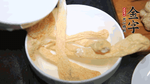 竹蓀淡鹽水泡發(fā)后，剪去菌蓋頭（封閉的一端），切成小段。生姜切片，蔥切段備用。