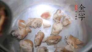 煎至兩面略金黃時，加適量熱水燉至奶白。