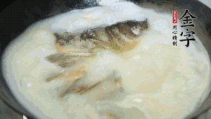 然后加竹蓀段、姜片、枸杞、火腿片，以少量鹽、黃酒調(diào)味，大火燉煮10分鐘。