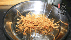 蟲(chóng)草花用涼水浸泡10分鐘，干香菇溫水泡發(fā)至軟去蒂備用。蓮子、紅棗也可一同清洗干凈。