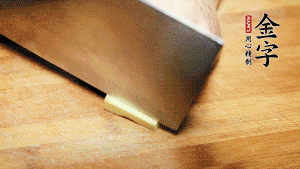 將雞、生姜片、火腿片放入砂鍋中，注入清水淹沒(méi)雞身。（燉湯最適宜冷水下鍋，隨著水溫的慢慢升高，原料會(huì)充分釋放出營(yíng)養(yǎng)。）