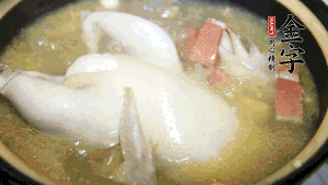 煮沸時(shí)加入蟲(chóng)草花、香菇、紅棗，以料酒調(diào)味繼續(xù)小火燉煮1小時(shí)左右。