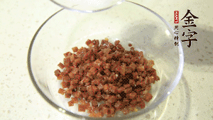 【月餅餡】2．火腿丁、白砂糖、蜂蜜攪拌腌漬2小時。