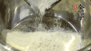 【油皮】1．將油皮材料放入料盆中，緩緩加100ml水，攪拌成雪花片狀。在案板上反復揉搓成有一定筋度的光潔面團，搓成12個團子。