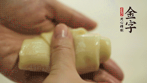 【包月餅】1．面劑兩頭向中間捏緊， 把光滑一面向下，按扁后搟成圓形面皮。餡料放在面皮中心，把餡料包緊，捏緊收口。