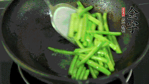 鍋中倒油，油溫7成熱時(shí)，放入四季豆煸炒至變色，然后放入香腸均勻翻炒，加少許清水燜煮1分鐘。