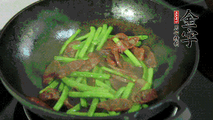 然后再加入鮮蓮子一起翻炒，至熟后加少許鹽調(diào)味就可以了。