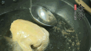 鴿子去毛和內(nèi)臟，處理干凈。大火燒開鍋中的水，放入鴿子汆燙3分鐘，撇清血沫，撈出備用。（為了保證湯色純正，肉類在煲制前要先去除殘留的血水，煲湯時(shí)一定要冷水下鍋，這樣肉里的蛋白質(zhì)才可以充分地溶解到湯里，湯的味道才會(huì)鮮美。）