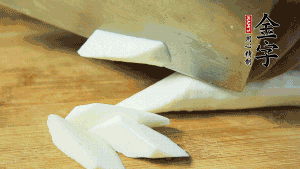 生姜刮去皮切成片，山藥去皮洗凈切成小塊備用。（山藥建議選擇軟糯的鐵棍山藥，口感上更好喲~）