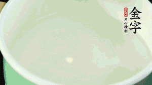 鍋中盛涼水，放入汆燙好的鴿子、火腿片、生姜片。