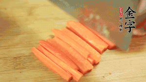 洋蔥、青椒、胡蘿卜切成粒備用。