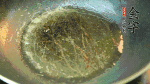 熱油起鍋，依次放入胡蘿卜粒、青椒粒、洋蔥粒煸炒均勻。