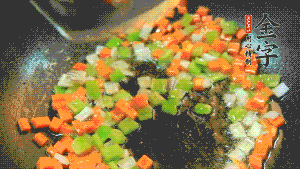 以耗油、料酒調(diào)味，加適量清水燜煮。