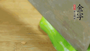 大蒜切成小段，青椒去籽滾刀切成塊。