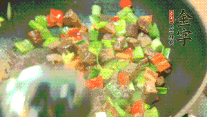 熱油起鍋，依次加入青椒塊、牛肉、大蒜煸炒均勻。